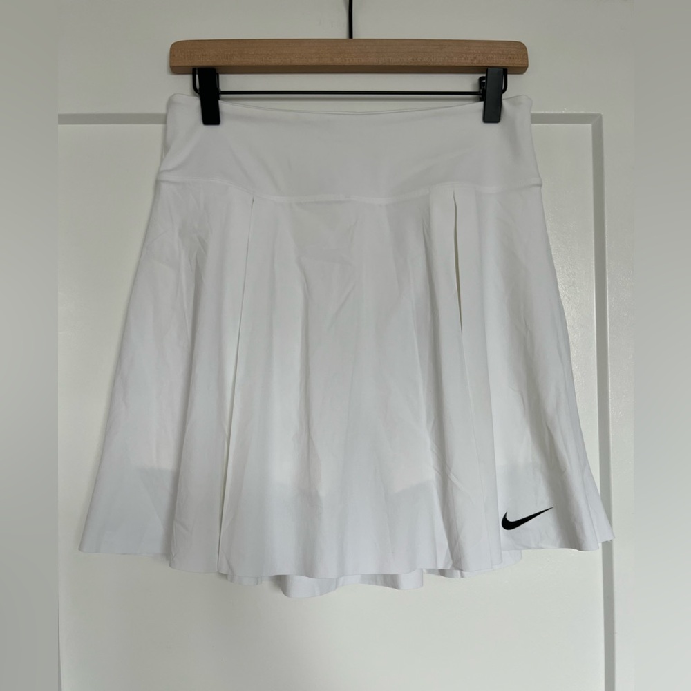 Nike Dri-FIT White Tennis Skirt M Pleated Skort Golf Athletic Tenniscore NWT